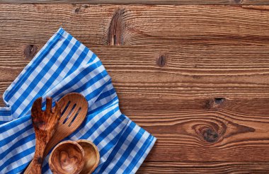 Mutfak aletleri ahşap masada.