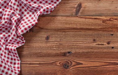 Masa örtüsü ahşap masada.