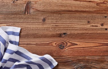 Masa örtüsü ahşap masada.