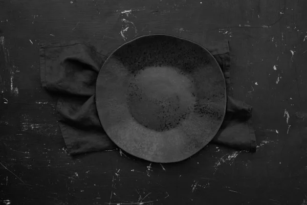 黑桌上的空盘子 — 图库照片