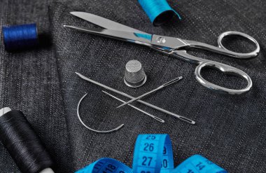 Dikiş ipliği, makas, iğne, tekstil ve mezura