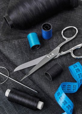 Dikiş ipliği, makas, iğne, tekstil ve mezura