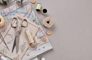 Dikiş için malzeme ve aksesuarlar - kumaş, iğne, iplik, düğme, üst görünüm