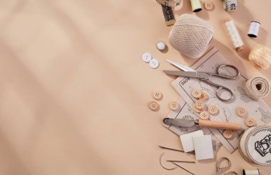 Dikiş için malzeme ve aksesuarlar - kumaş, iğne, iplik, düğme, üst görünüm