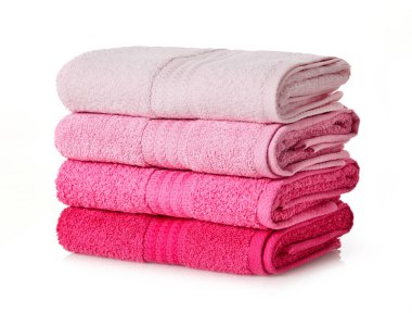 Pembe havlular beyaz arkaplanda dizili