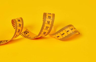 Sarı arka planda şerit ölçülüyor