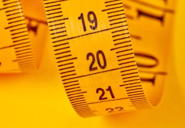 Sarı arka planda şerit ölçülüyor