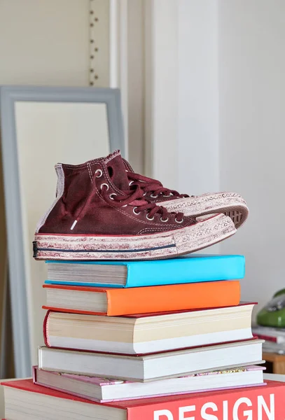 Zapatos Lona Viejos Pila Libros —  Fotos de Stock