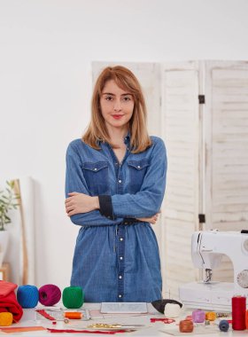 Atölyedeki terzi kadın.