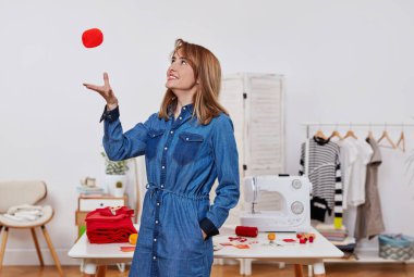 Atölyedeki terzi kadın.