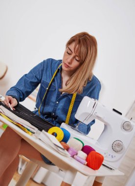 Atölyedeki terzi kadın.