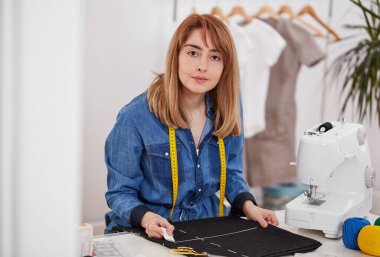 Atölyedeki terzi kadın.