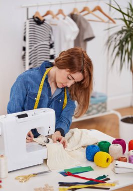 Atölyedeki terzi kadın.