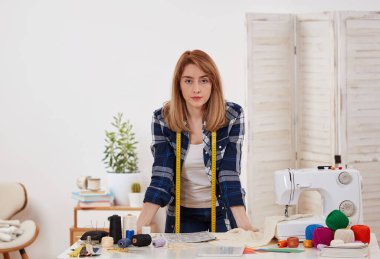 Atölyedeki terzi kadın.