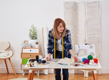 Atölyedeki terzi kadın.