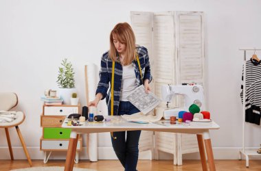 Atölyedeki terzi kadın.