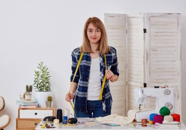 Atölyedeki terzi kadın.