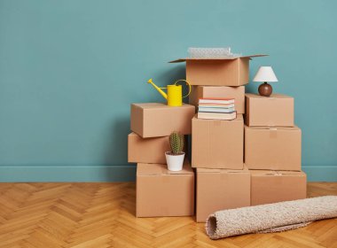 Karton kutular ve eşyalar odada.