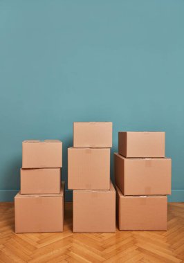 Odada karton kutular