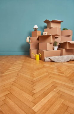 Karton kutular ve eşyalar odada.