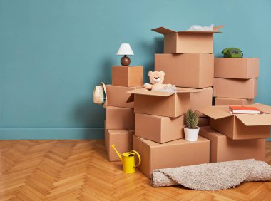 Karton kutular ve eşyalar odada.