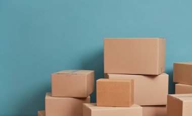 Odada karton kutular