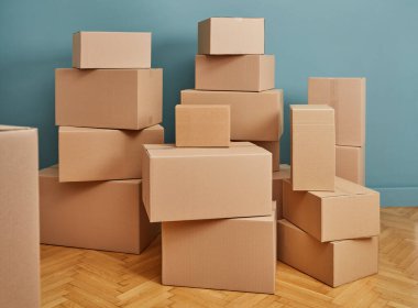 Odada karton kutular