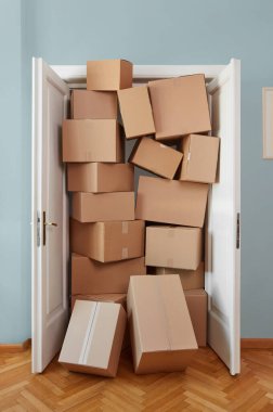 Giriş karton kutularla dolu.