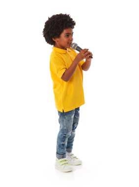 Beyaz arka planda mikrofonu olan Afro-Amerikalı bir çocuk.
