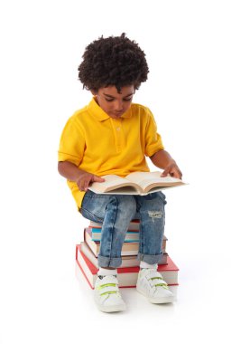 Beyaz arka plan kitapları olan Afro-Amerikalı bir çocuk.