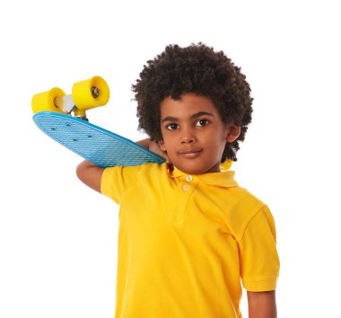 Beyaz arka planda poz veren Afro-Amerikalı çocuk.