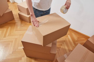 Karton kutuları olan kadın.