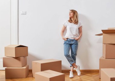 Karton kutuları olan genç bir kadın.