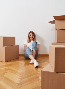 Karton kutuları olan genç bir kadın.