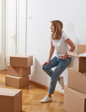 Karton kutuları olan genç bir kadın.