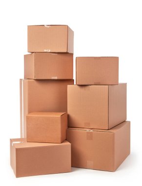 Beyaz arkaplanda karton kutular