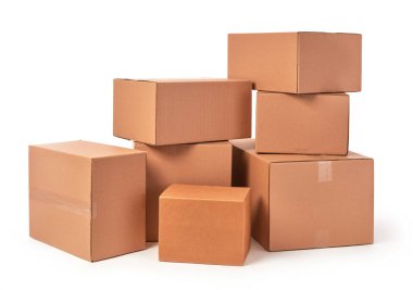 Beyaz arkaplanda karton kutular