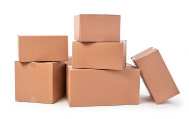 Beyaz arkaplanda karton kutular