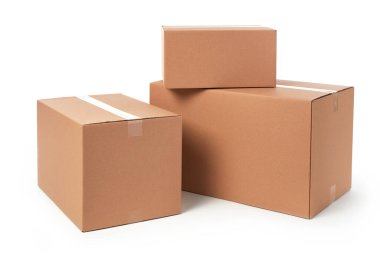 Beyaz arkaplanda karton kutular