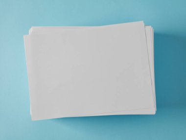 Yeni boş kağıt yığını