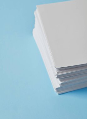 Yeni boş kağıt yığını