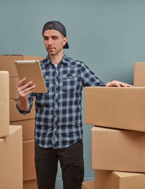 Karton kutuları düzenleyen adam