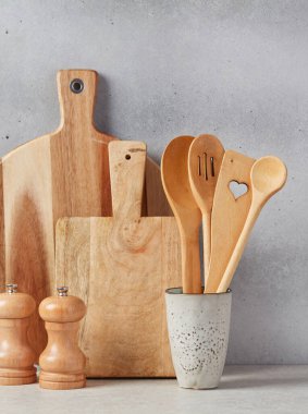 Mutfak aletleri beton tezgahın üstünde.