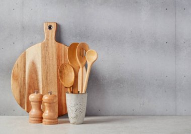 Mutfak aletleri beton tezgahın üstünde.