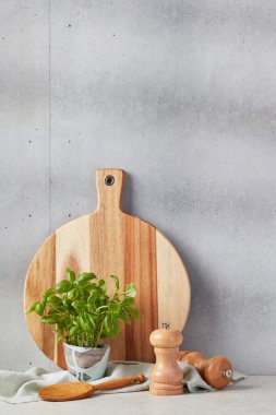 Mutfak aletleri beton tezgahın üstünde.