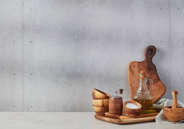 Mutfak aletleri beton tezgahın üstünde.