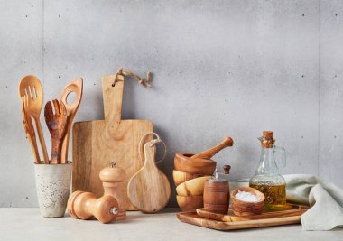 Mutfak aletleri beton tezgahın üstünde.