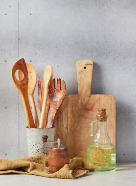 Mutfak aletleri beton tezgahın üstünde.