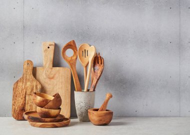 Mutfak aletleri beton tezgahın üstünde.