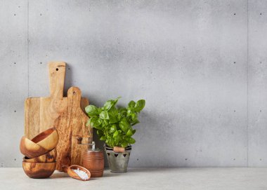 Mutfak aletleri beton tezgahın üstünde.